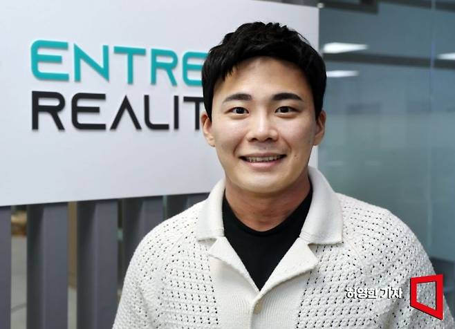 실감형 AI 기술을 전문으로 하는 앙트러리얼리티의 이동윤 대표가 서울 강남구 사무실에서 인터뷰에 앞서 회사 소개를 하고 있다. 사진=허영한 기자 younghan@