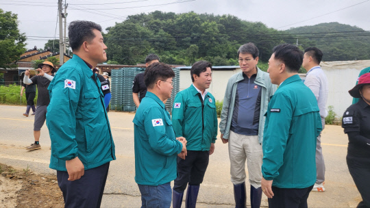 지난 12일 김돈곤 청양군수를 비롯한 직원, 의용소방대, 적십자, 자율방범대원 등 100여 명은 이른 새벽부터 부여를 찾아 블루베리 시설하우스로 유입된 토사물을 제거했다. 부여군 제공