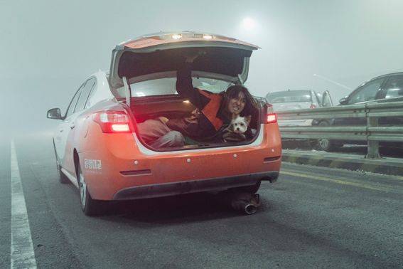 차 모형 세트가 아니라 진짜 차 트렁크에서 촬영했다. 들어가 눕는 걸로도 벅차 보이는데 차 내부를 향해 몸을 숙이고 앉아 사진에서 주지훈의 허리춤 뒤로 보이는 검은 구멍으로 얼굴과 팔을 들이밀며 연기했다. 허리와 어깨의 통증이 심한 상황에서 5회 차를 촬영했다는 후문 ⓒ