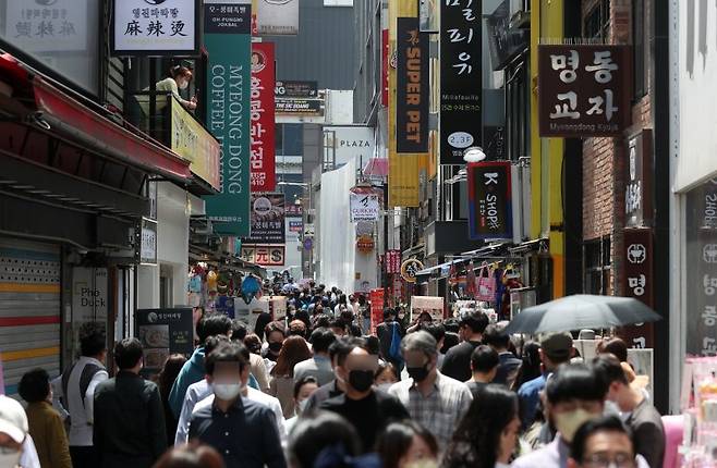 [서울=뉴시스] 고승민 기자 = 서울 명동에서 시민들이 점심식사를 하기 위해 이동하고 있다. 2022.05.06. kkssmm99@newsis.com /사진=뉴시스