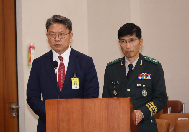 이시원 전 대통령실 공직기강비서관과 임기훈 전 국가안보실 국방비서관이 지난달 21일 국회 법제사법위원회가 연 ‘채 상병 특검법’ 입법 청문회에서 발언하고 있다. 강창광 선임기자 chang@hani.co.kr