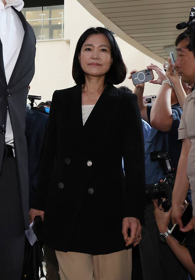 이진숙 방송통신위원장 후보자가 2024년 7월8일 오전 인사청문회 준비 사무실이 마련된 경기 과천시의 한 오피스텔 건물로 처음 출근하고 있다. 신소영 한겨레 기자