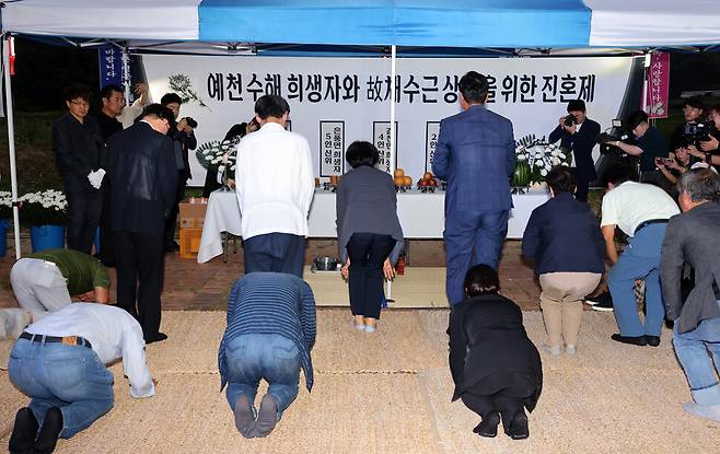 ‘예천 진혼제를 준비하는 사람들’(공동대표 안도현 안성배 이은경) 주최로 내성천 고평교 인근에 있는 경북 예천군 호명읍 월포생태공원에서 ‘예천 수해 희생자와 고 채수근 상병을 위한 진혼제\'를 열고 참가자들이 절하고 있다.