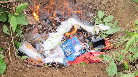 북한 조선중앙통신이 14일 북한 국경지역에서 또다시 대북전단이 발견됐다며 대가를 각오해야 할 것이라는 김여정 노동당 부부장 담화와 함께 전단 추정 물체 소각 장면을 사진으로 보도했다. 조선중앙통신=연합뉴스