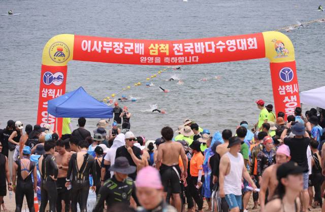 ▲ 제13회 삼척 이사부장군배 전국바다수영대회가 최근 근덕면 맹방 해변 일원에서 전국 참가자 1000여명이 운집한 가운데, 삼척시체육회·삼척시수영연맹 주최·주관으로 열렸다.
