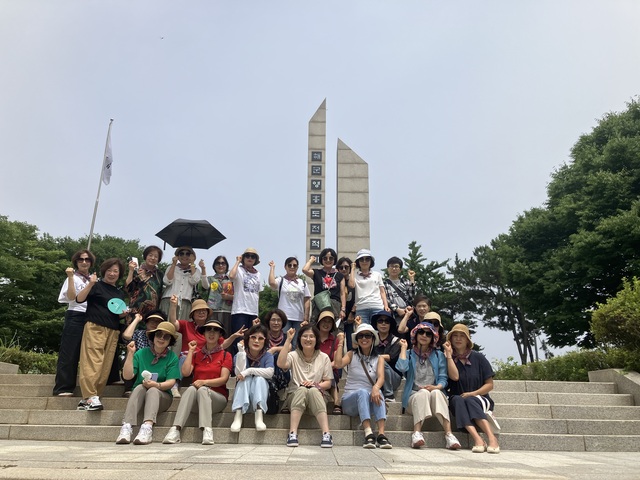 생생시정 현장견학 프로그램에 참여한 시민들이 해군영흥도전적비 앞에서 기념촬영을 하고 있다. 인천시 제공