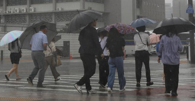 내일 강원과 영동을 제외한 중부지방에 소나기가 예보됐다./사진=뉴스1