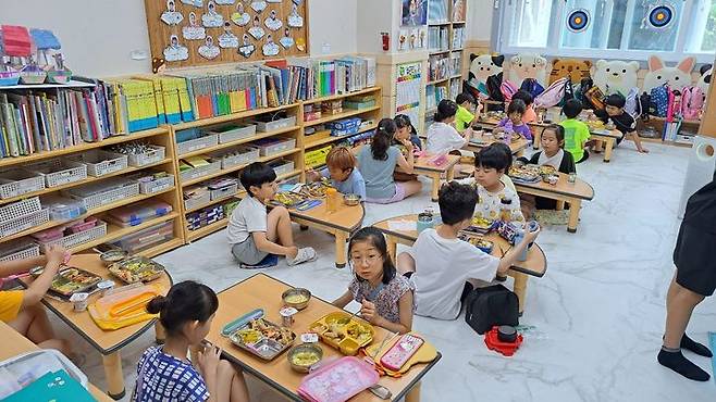 [안동=뉴시스] 경북도내 마을돌봄터에서 점심을 먹고 있는 아이들. (사진=경북도 제공) 2024.07.14 *재판매 및 DB 금지