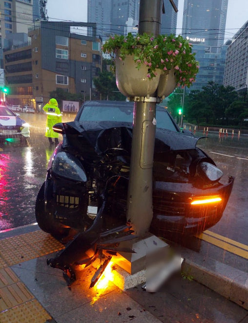 [부산=뉴시스] 부산에서 가로등을 들이받는 사고를 낸 뒤 차량을 버리고 도주한 30대 운전자가 14일 경찰에 붙잡혔다. (사진=부산경찰청 제공) 2024.07.14. photo@newsis.com *재판매 및 DB 금지