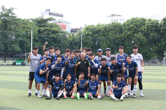 [사진] 아브닐 선수단이 재능기부활동 후 전 베트남축구대표팀 박항서 감독과 기념사진을 찍었다