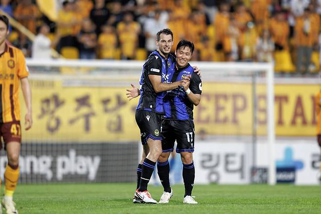 인천 요니치가 팀 동료 김준엽을 끌어안으며 기뻐하고 있다. 프로축구연맹 제공