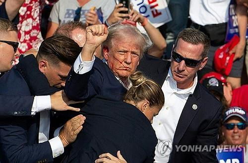 피격 후 지지자들에게 주먹 쥐어 보인 트럼프  [버틀러[미 펜실베이니아주] AFP=연합뉴스]