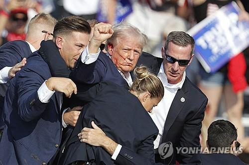 피격받은 도널드 트럼프 전 미국 대통령 [버틀러[美 펜실베이니아주] EPA=연합뉴스. 재판매 및 DB 금지]