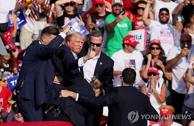 유세 중 발생한 총격에 긴급히 대피하는 트럼프 전 미국 대통령 [로이터=연합뉴스]