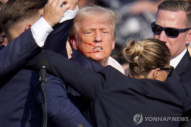 암살시도에 굴하지 않는 트럼프 [AP 연합뉴스. 재판매 및 DB 금지]