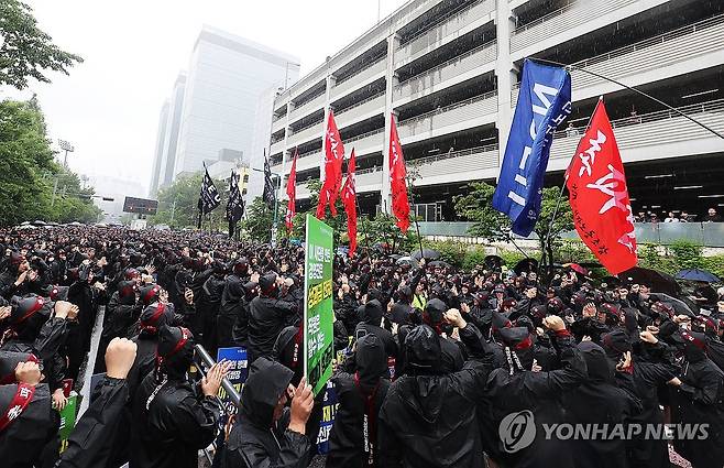 전국삼성전자노조 총파업 돌입 2024년 7월 8일 오전 경기도 화성시 삼성전자 화성사업장 앞에서 열린 전국삼성전자노동조합 총파업 결의대회에서 조합원들이 구호를 외치고 있다. 2024.7.14 [연합뉴스 자료사진. 재판매 및 DB 금지]