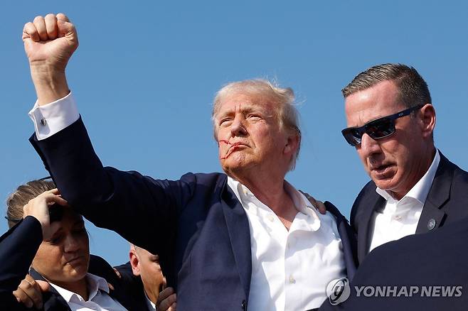 총격 뒤 투지를 불태우는 도널드 트럼프 전 미국 대통령 [AFP 연합뉴스. 재판매 및 DB 금지]