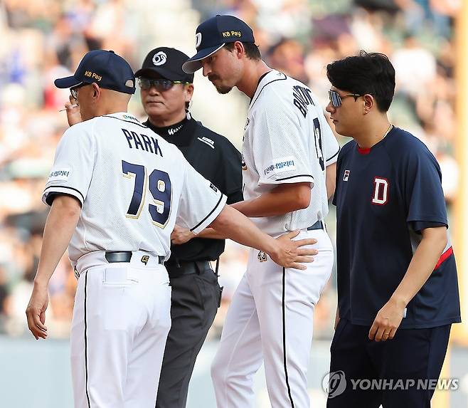 첫 위기 맞이한 발라조빅? (서울=연합뉴스) 김도훈 기자 = 14일 서울 잠실야구장에서 열린 2024 프로야구 삼성 라이온즈와 두산 베어스의 경기. 5회초 두산 선발 발라조빅이 삼성 윤정빈에게 볼넷을 허용하자 박정배 투수코치가 마운드에 올라와 이야기를 나눈 뒤 발라조빅을 격려하고 있다. 2024.7.14 superdoo82@yna.co.kr