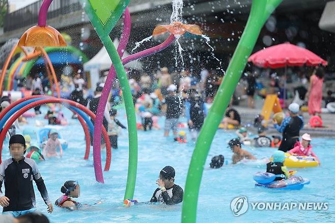 물놀이하며 날리는 무더위 (서울=연합뉴스) 박동주 기자 = 무더운 날씨를 보인 14일 서울 서초구 양재천수영장에서 시민들이 물놀이하며 더위를 식히고 있다. 2024.7.14 pdj6635@yna.co.kr