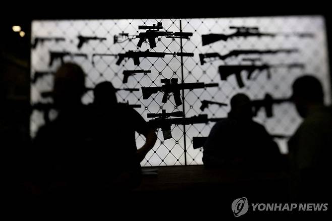 지난 5월 전미총기협회 연례행사에서 AR-15 계열 소총 살피는 사람들 [로이터 연합뉴스 자료사진. 재판매 및 DB 금지]