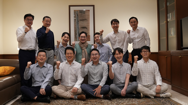 지난 13일 이재용 삼성전자 회장이 인도 뭄바이에서 현지 임직원들과 간담회를 가진후 기념사진을 촬영하고 있다./사진=삼성전자 제공