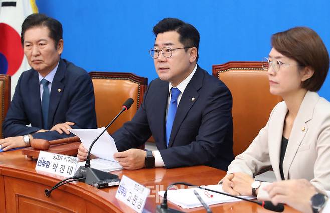 박찬대(가운데) 더불어민주당 당대표 직무대행 겸 원내대표가 15일 오전 서울 여의도 국회에서 열린 최고위원회의에서 모두발언을 하고 있다.(사진=노진환 기자)