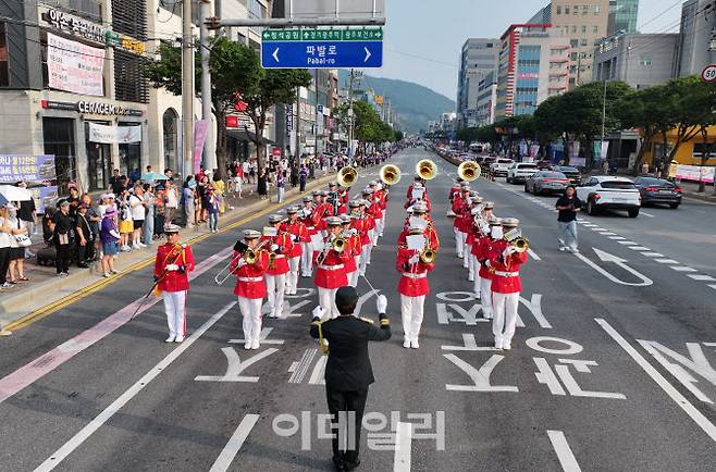 지난 13일 경기 광주시 시가지에서 진행된 WASBE 세계관악컨퍼런스 사전행사 군악대 행진.(사진=광주시)