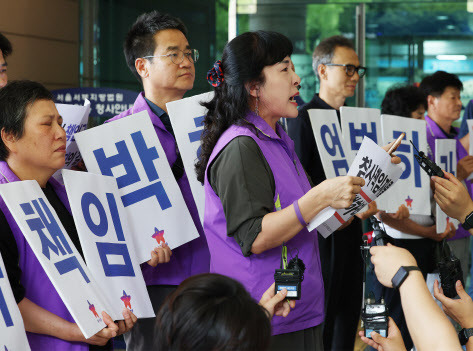 이태원참사에 부실하게 대응한 혐의로 기소된 박희영 용산구청장의 마지막 공판이 열린 15일 서울서부지법에서 희생자 고(故) 김의진씨 모친 임현주씨가 발언하고 있다.(사진=연합뉴스)