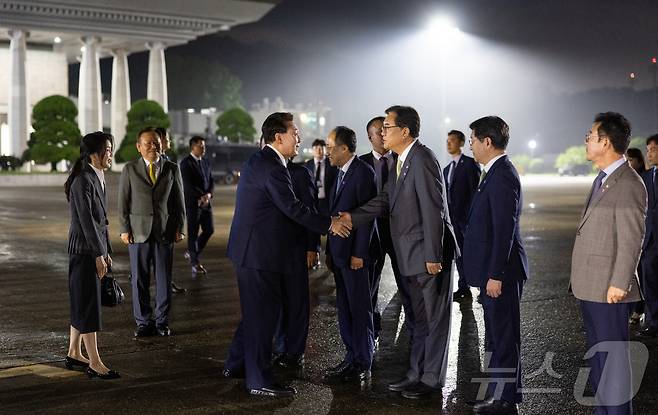 윤석열 대통령과 김건희 여사가 8일 경기 성남 서울공항에서 북대서양조약기구(NATO·나토) 정상회의 참석을 위해 출국하며 정진석 대통령 비서실장 등과 인사하고 있다. (대통령실 제공) 2024.7.9/뉴스1 ⓒ News1 송원영 기자