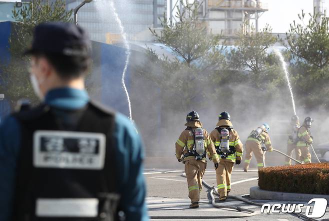 경기 수원시 영통구 삼성전기 후문에서 열린 '2022년 수원시 재난대응 안전한국훈련'에서 훈련 관계자들이 유해화학물질 유출 및 화재 대응 훈련을 하고 있다. 2022.11.18/뉴스1 ⓒ News1 김영운 기자