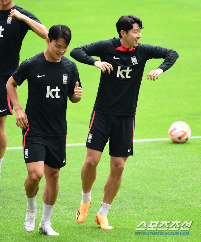 클린스만 감독이 이끄는 축구국가대표팀 선수들이 15일 부산아시아드경기장에서 소집훈련을 이어갔다.. 손흥민과 오현규가 러닝으로 몸을 풀고 있다.   부산=최문영 기자deer@sportschosun.com /2023.06.15/