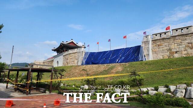 성주읍성은 성주군이 조선시대 의병들이 왜군의 침략에 맞선 것을 기리기 위해 성벽을 복원한 것으로 성주군이 96억원을 들여 2020년 조성했다. 10일 오후 비로 인해 일부 구간이 붕괴되면서 성주군에서 비닐로 덮어놨지만 2차 사고 우려로 비난을 받고 있다./성주=김민규 기자
