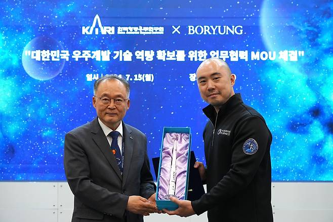 김정균 보령 대표(오른쪽)와 이상률 한국항공우주연구원장(왼쪽)이 15일 부산 벡스코에서 열린 제45회 국제우주연구위원회(COSPAR) 총회에서 업무협약을 맺고 있다./보령