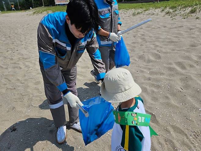 삼표그룹 계열사인 삼표시멘트는 지난 11일 삼척경찰서 직장 어린이집 원생들과 함께 반려해변인 덕산해수욕장에서 해양정화 활동을 펼쳤다고 15일 밝혔다.ⓒ삼표그룹