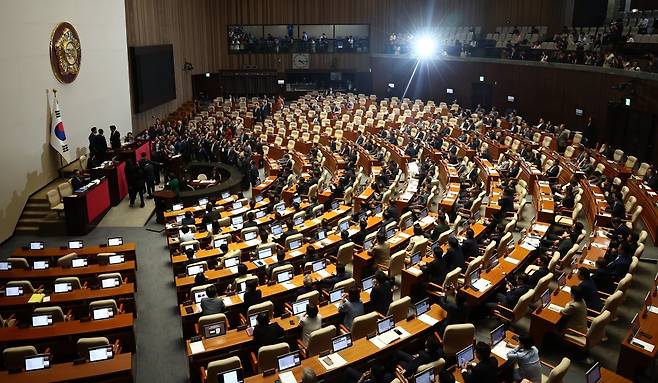 우원식 국회의장이 4일 오후 서울 여의도 국회 본회의장에서 해병대원 특검법 무제한 토론(필리버스터) 중지를 선언하고 종결동의의 
건을 상정하자 국민의힘 의원들이 의장석에 몰려가 항의, 야당 의원들은 그 모습을 지켜보고 있다. 2024.7.4.뉴스1