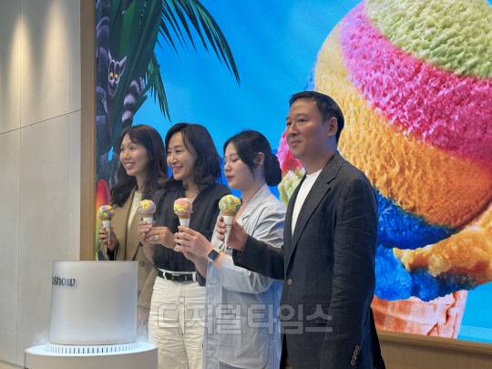 허희수(가장 오른쪽) SPC 부사장, 구글 아시아태평양 지역 플랫폼 디바이스 마케팅 총괄 케이시(왼쪽에서 두번째), 이성민(왼쪽)구글페이 유통결제 파트너십팀 총괄 등 관계자들이 15일 서울 강남구 Workshop by 배스킨라빈스에서 열린 트로피컬 썸머 플레이 론칭 행사에 참석해 기념촬영을 하고 있다.