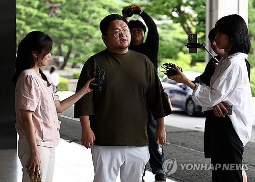 검찰이 유튜버 쯔양의 과거 이력을 폭로하겠다고 협박한 혐의를 받은 유튜버들에 대한 수사에 착수한 가운데 당사자 중 하나인 유튜버 구제역(이준희)이 15일 서초구 서울중앙지검으로 자진 출석하며 입장을 밝히고 있다. [연합뉴스]