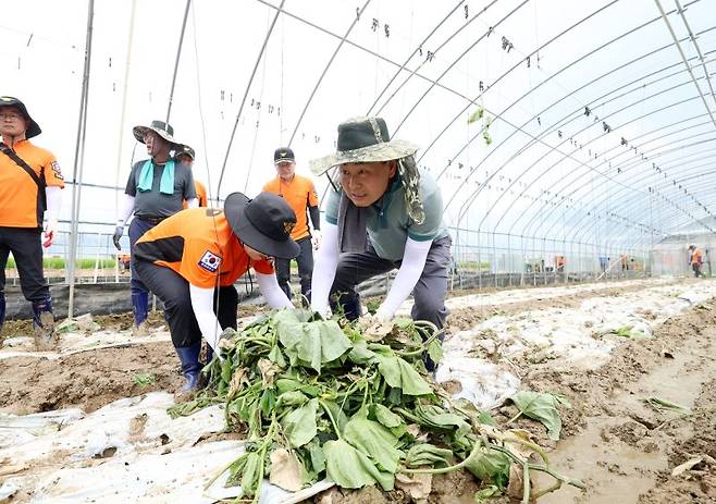 김관영 전북특별자치도지사(오른쪽)가 지난 14일 익산시 용동면 수해지역에서 휴일을 반납하고 수해복구 작업을 벌였다. 전북도 제공