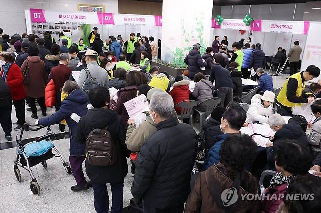 지난해 서울 마포구청에서 열린 노인 일자리 박람회에서 일자리를 구하려는 노인들로 북적이고 있다. /사진=연합뉴스