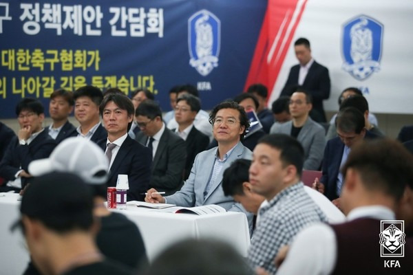 홍명보 당시 전무이사(왼쪽), 김판곤 당시 국가대표감독선임위원장(이상 대한축구협회). 대한축구협회 제공