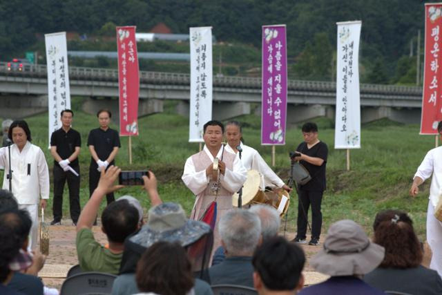 지난 6일 경북 예천군 호명면 직산리 월포생태공원에서 수해로 목숨을 잃은 주민과 해병대 채 상병의 넋을 기리는 진혼제가 열리고 있다. 예천=뉴스1