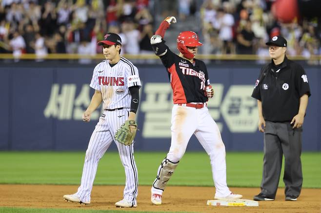 <yonhap photo-6451="">(서울=연합뉴스) 신현우 기자 = 10일 서울 잠실야구장에서 열린 2024 신한 SOL뱅크 KBO리그 KIA 타이거즈와 LG 트윈스의 경기. 10회초 2사 1,2루 KIA 최원준이 1타점 적시타를 치고 상대 수비 실책으로 2루까지 진루한 뒤 세리머니하고 있다. 3루까지 진루한 1루주자 소크라테스는 상대 수비 실책으로 득점에 성공. 2024.7.10 nowwego@yna.co.kr/2024-07-10 22:15:28/ <저작권자 ⓒ 1980-2024 ㈜연합뉴스. 무단 전재 재배포 금지, AI 학습 및 활용 금지></yonhap>