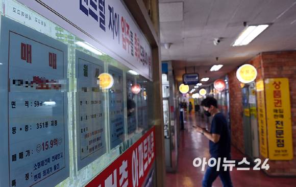 서울 시내 한 아파트 상가 내 공인중개사 사무소에 시세표가 붙어있다. [사진=아이뉴스24 DB]