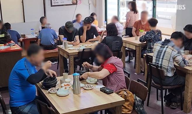 제주시 한 삼계탕 전문점이 이른 점심시간부터 꽉 찬 모습