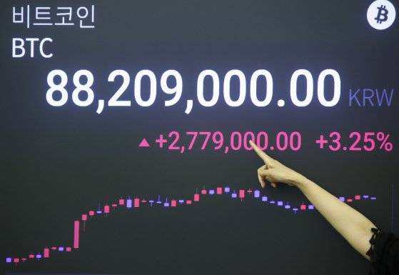 15일 오후 서울 강남구 업비트 라운지에 비트코인 시세가 표시되고 있다. '뉴스1