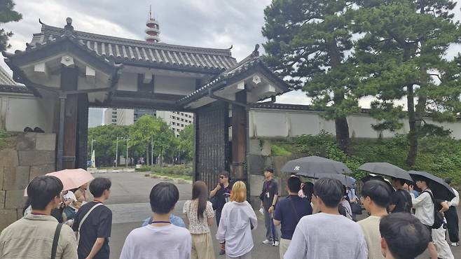 독립유공자 후손 장학생들이 일본 역사 탐방을 하고 있다. 사진=롯데장학재단 제공