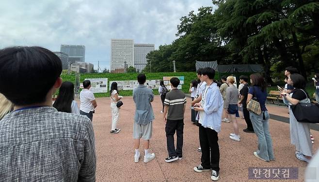 도쿄에 위치한 2·8 독립운동 만세운동지인 치요다구 히비야 공원을 찾은 장학생들이 전문가의 설명을 경청하고 있다. 사진=김세린 기자