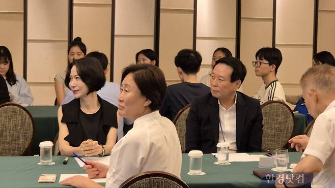 일본에서의 마지막 밤이었던 지난 11일 학생들의 조별 발표회에 참석한 장혜선, 이승훈 이사장과 관계자들. 사진=롯데장학재단 제공