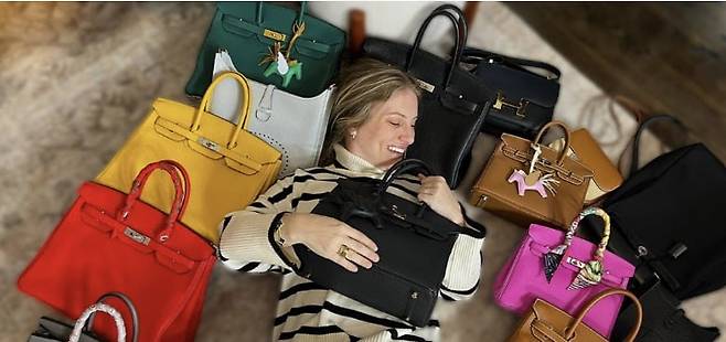 자신이 산 에르메스 버킨백을 자랑하는 한 해외 유명 유튜버. 사진=유튜브 캡처