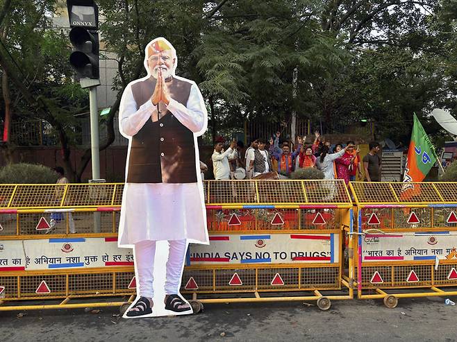 인도 총선 개표가 시작된 지난달 4일(현지시간) 수도 뉴델리에 있는 인도국민당(BJP) 당사 앞에 나렌드라 모디 총리의 입간판이 세워져 있다. AP연합뉴스